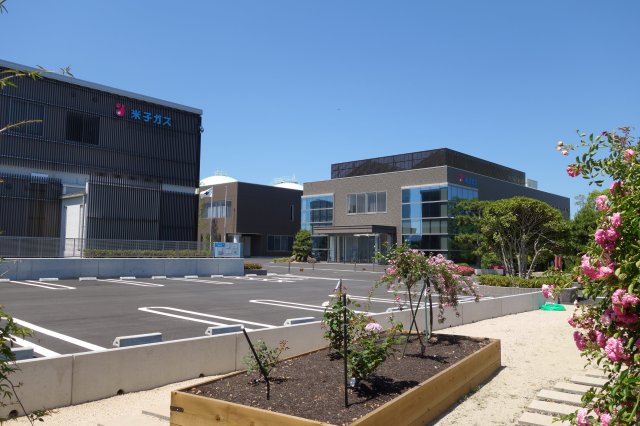 バラ園越しの社屋